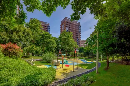 Green Court Premier JinQiao Shanghai Отели рядом с достопримечательностью «Shanghai Finance University (Minxue Road)»
