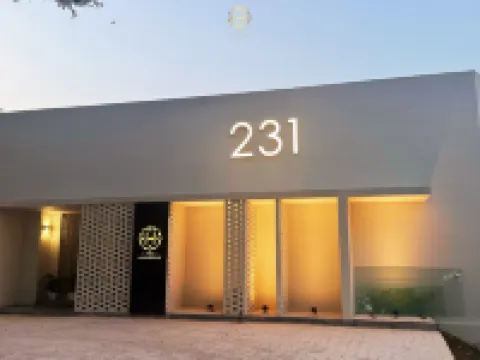 The Luxurious 231, Lake House Villa Hotels in Pegoh