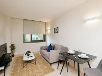 Modern 1 Bed Apt Near Ascot- with parking 브랙넬 호텔
