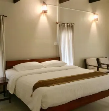 ห้องดีลักซ์ เตียงใหญ่ พร้อมวิวทะเลบางส่วน