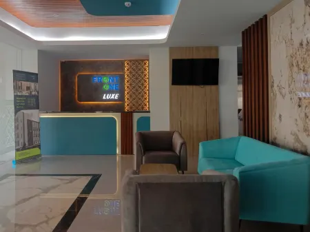 Front One Luxe Hotel Solo Отели в г. Jebres