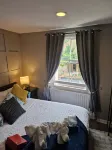 Studio at 113b - Cosy 1-Bed Studio, Hampton, free parking & Wi-Fi Hotels in Molesey