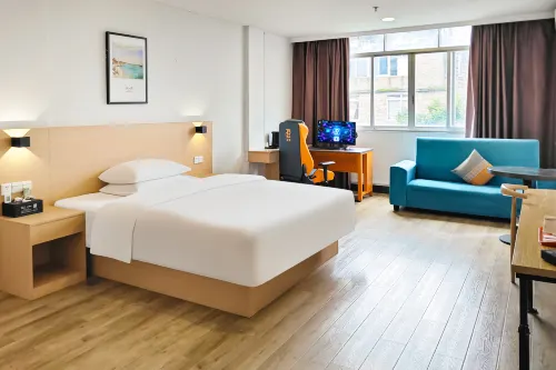 Yaxin E-Sports Hotel (Yulin Jincheng Center)