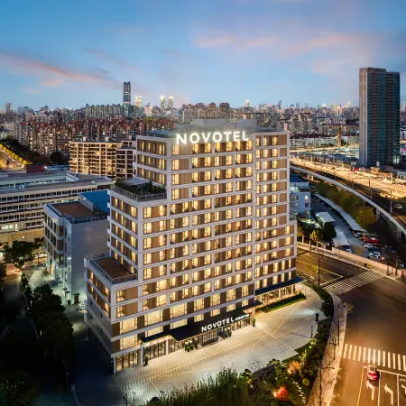 Novotel Shanghai Xuhui Riverside Отели рядом с достопримечательностью «Храм и пагода Лонхуа»