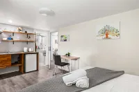 Easy Access & Cozy Room Near Train & Shops