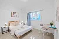 Rustic Rooms – Easy Access to Train & Amenities