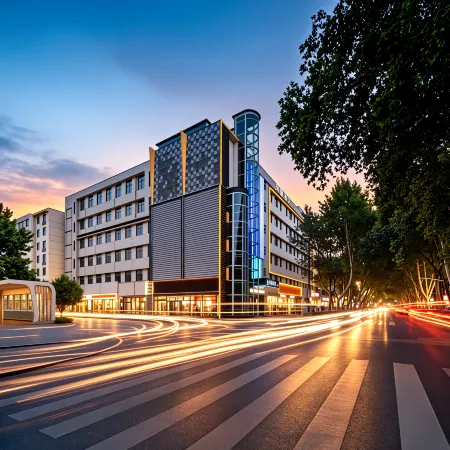 Phoenix Hotel Yaju (Pingdingshan Heping Road Pedestrian Street Store)