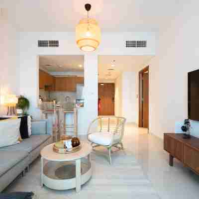 1BR Hideaway at Julphar by Vanilla Homes Rooms