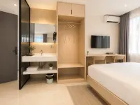 Amy Smart Hotel