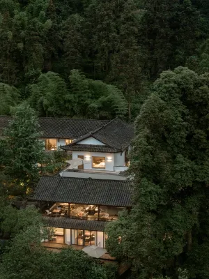 Emeishan Hetang Yunqi Tangquan Homestay - Infinity Pools