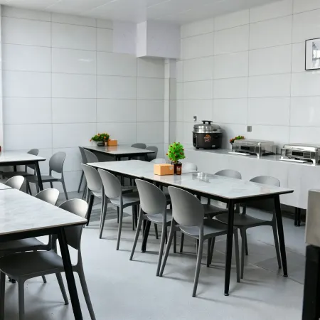 Yining Yimu Business Hotel