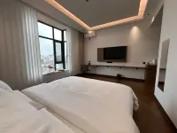 Mangshi Xinjia Homestay (Xinwanchang) - 주차장