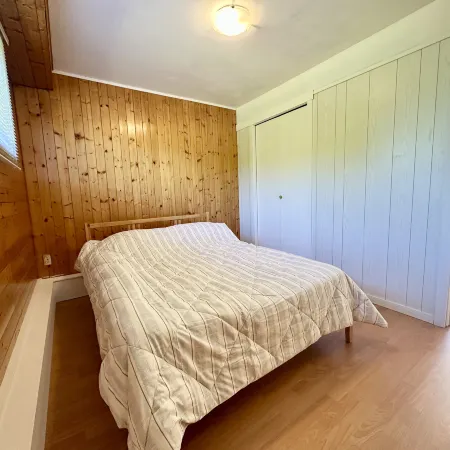 Spacious Room with Kitchen near YVR airport, Transit and Shopping Mall