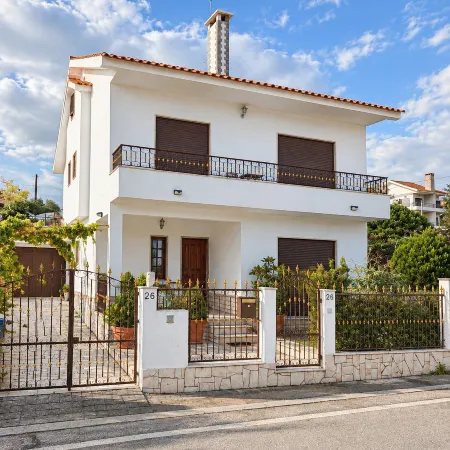 Large Villa 8-Bedroom near Beach & Lisbon with Terrace & Garden
