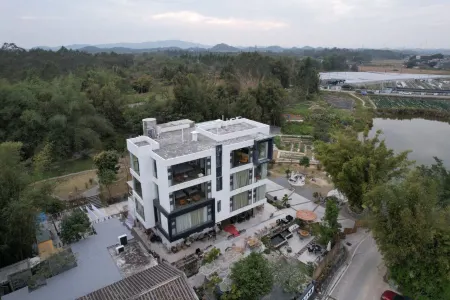 Floral Lux Hotel · Fifty-third Degree Zhuxia Hotel (Kaiping Diaolou Branch) Отели рядом с достопримечательностью «Xuejinyan Former Site»