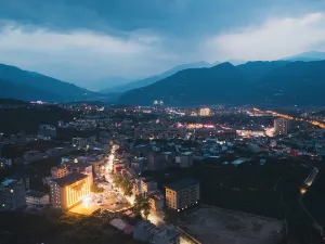 Huayu Light Luxury Hotel