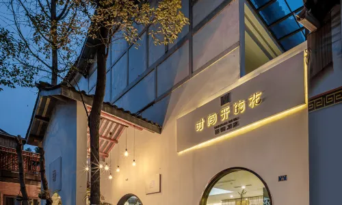 Qingcheng Mountain Street ancient town Joy Hotel. Time Flowers. Scenic Center Pedestrian Street Shop