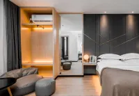 Fenglin Wan S Hotel (Haikou High-speed Railway East Station School of Politics and Law) Hotels near Shuangyong Park