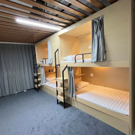 Zhihexing Youth Hostel (Chaoyang High-speed Railway Station Shilibao Subway Station)