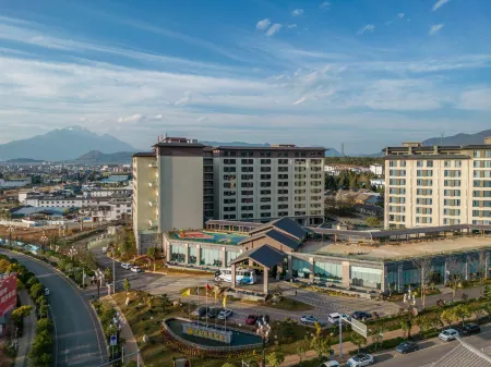 Caizu Holiday Hotel Lijiang Yulong (Railway Station) Отели рядом с достопримечательностью «Wenfeng Temple»