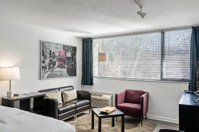 Studios On 25th by BCA Furnished Apartments Hôtels à : Comte de Fulton