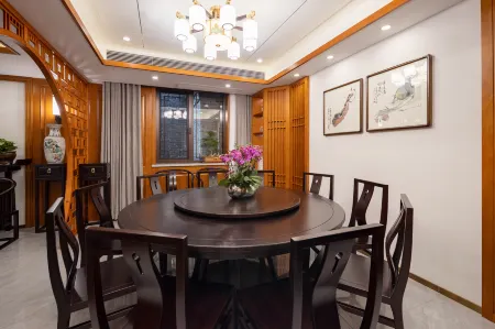 Floral Hotel · Yangzhou Dongguan Street Fuyuan hotel(Ancient Canal Store) Отели рядом с достопримечательностью «Sui Emperor Yang’s Tomb»