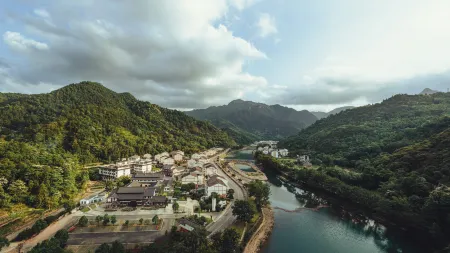 KASION HOMESTAY & RESORTS Отели рядом с достопримечательностью «Dongdong»