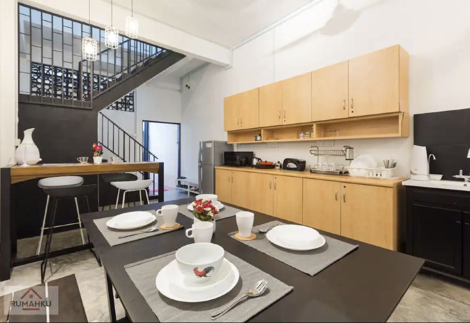 7-Room Exec House, Rumahku Express, Georgetown