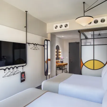 Moxy NYC Lower East Side Отели рядом с достопримечательностью «Концертный зал Bowery Ballroom»