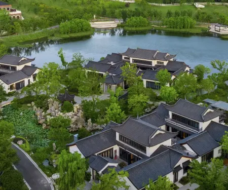 Mountain Lake Hotel in Haining Отели рядом с достопримечательностью «Former residence of Zhimo Xu»