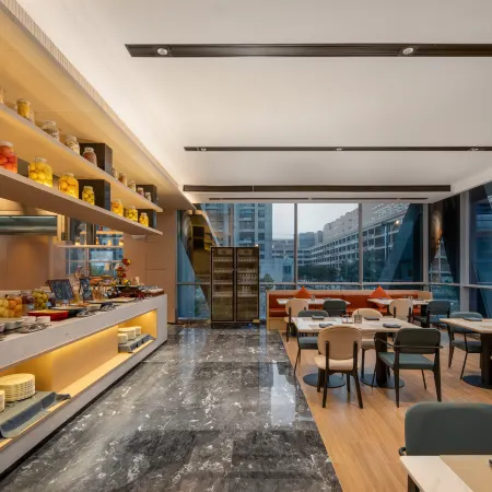 Fairfield by Marriott Yiwu Отели рядом с достопримечательностью «Улица Jiangdong»