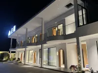 cloud hotel