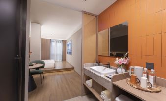 Miofon Hotel (East Bus Station And The City Light Branch)