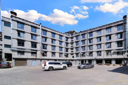 Gongjin Lianri Ecological Cave Hotel (Daocheng Yading Branch)