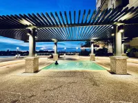 Kuching City Center Riverine Apartment With Balcony & City Views - 인피니티 풀