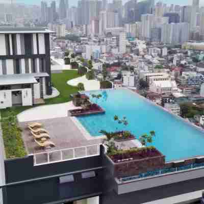Cozy 2-Bedroom Apartment with Pool Access in Manila Hotel Exterior