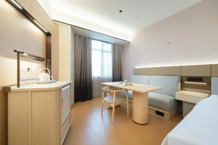 Full Season Hotel (Zhangjiajie 72 Marvelous Towers Scenic Area Hotel) Отели рядом с достопримечательностью «Jishou University Zhangjiajie Campus»