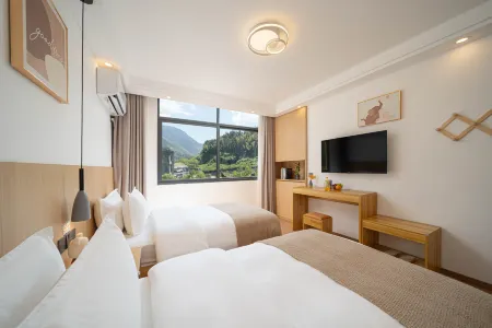 Warm and cool homestay Отели в г. Юньхэ