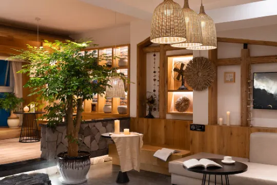 Zaixu Manju (Guanshanhu District International Ecological Conference Center Subway Station)