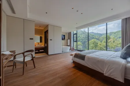 Mingdu Flower Half Open Hot Spring Resort Hotel Отели рядом с достопримечательностью «Dabie Mountains Scenic Valley»