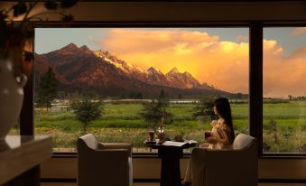 Mountain Clouds · Sunlight on the Golden Mountain · Snow Mountain Panoramic View Hotel