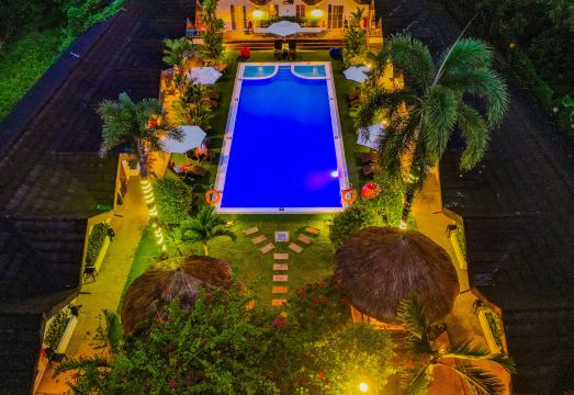 선즈엔 리조트의 평화로운 수영장