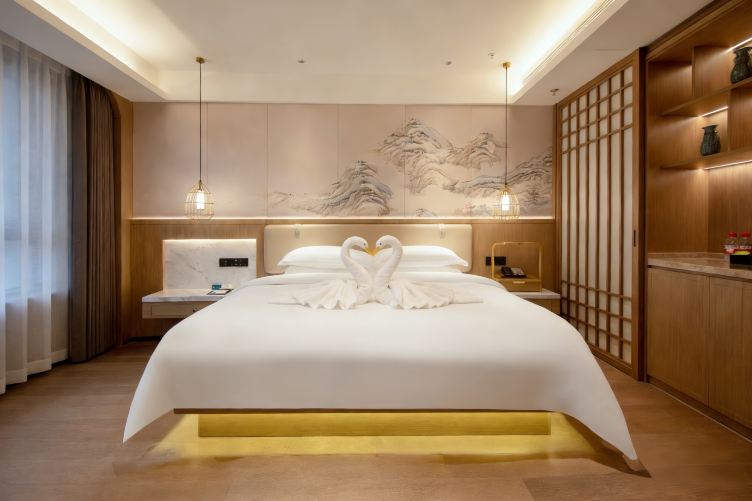 Broken Bridge · Origin King-sized Bed Room (Couples Set Up A Private Space To Meet At Broken Bridge)