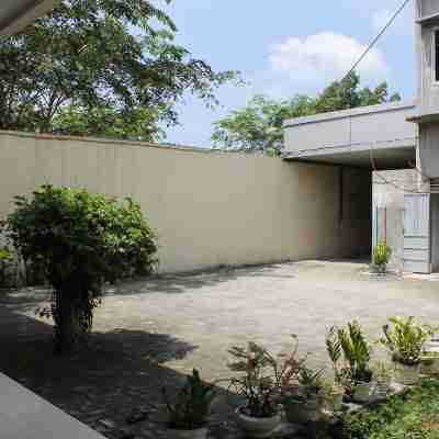 Penginapan Transit Tomato Hotel Exterior