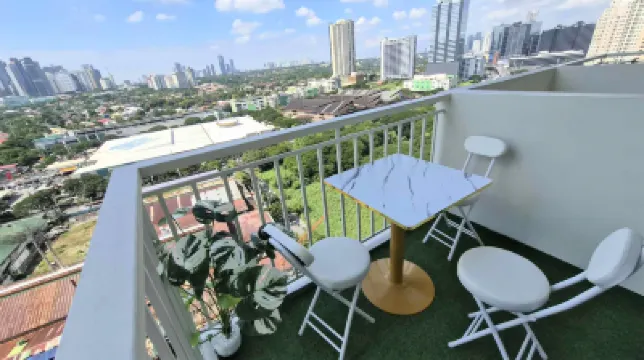 City View with Balcony at Kasara Residences C5 Pasig ザ・ブルーリーフ・コスモポリタン周辺のホテル