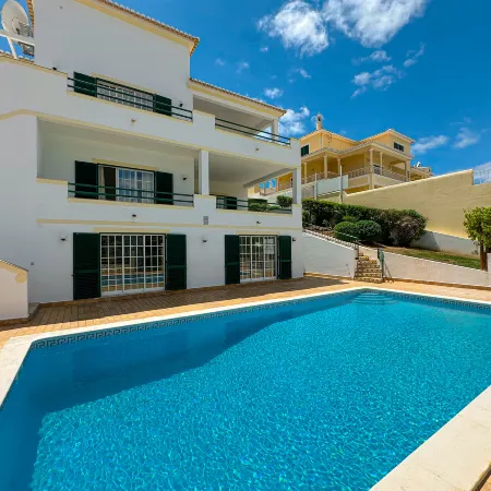 BnB Homes Villa Verde - swimming pool, marina view, BBQ and games room, garden