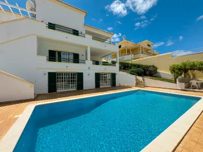 BnB Homes Villa Verde - swimming pool, marina view, BBQ and games room, garden โรงแรมใน