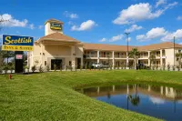 Scottish Inns & Suites Bay City, TX - Pysäköinti