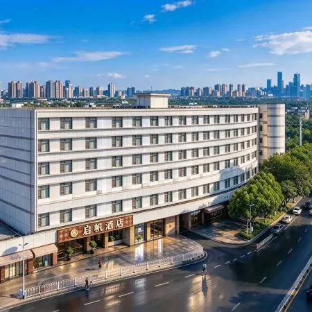 Qifan Hotel (Kunming Railway Station Huannan South Road Metro Station Branch)