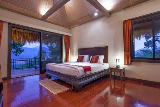 บ้านเดือนแจ่ม (วิวพาโนรามาบนเนินเขา)